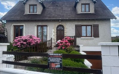 Nettoyage de façade et peinture sur maison en crépi