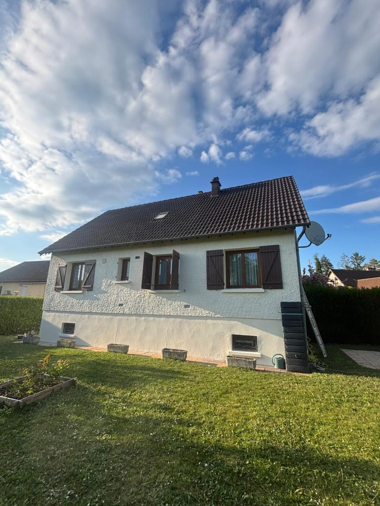 Nettoyage de façade et peinture sur maison en crépi : rénovation complète des extérieurs